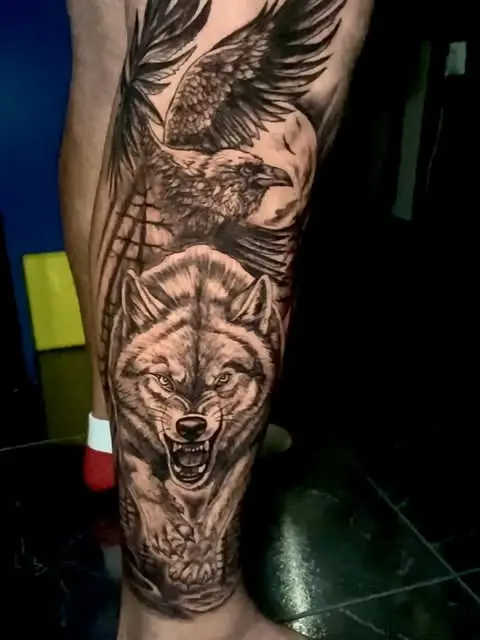 Lobo y águila en black & grey en la pierna