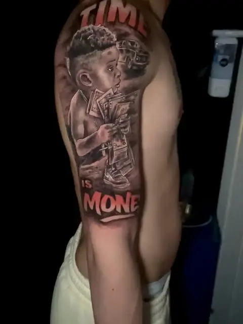 Composición «Time is money» en black & grey en el brazo
