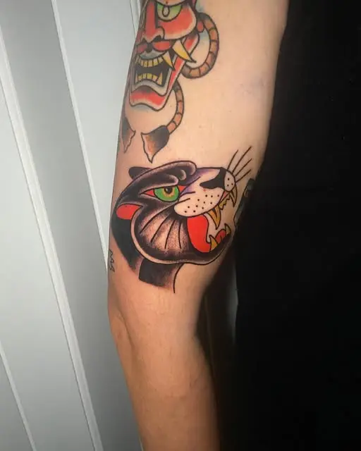 Pantera y máscara hannya en tradicional en el brazo